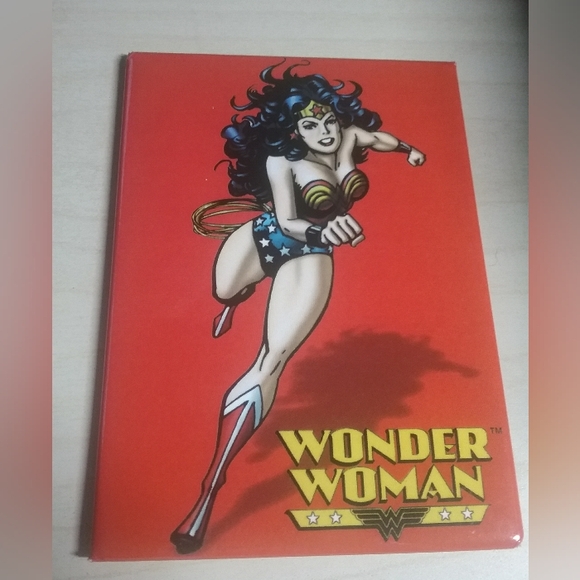 DC Comics Other - Wonder Women Magnet - DC Comics